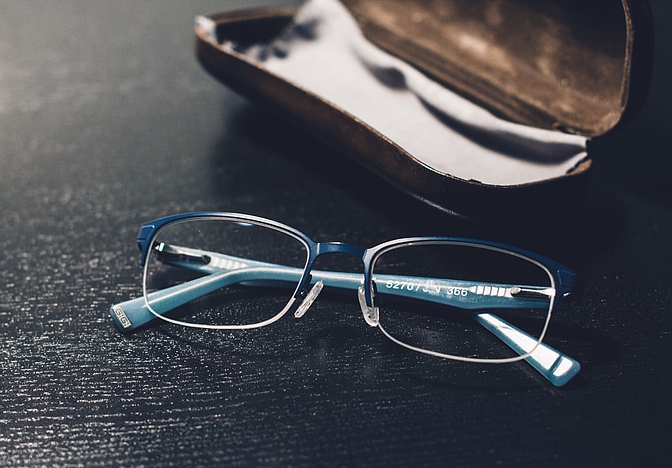 Debe tener accesorios necesarios para las personas que llevan gafas.